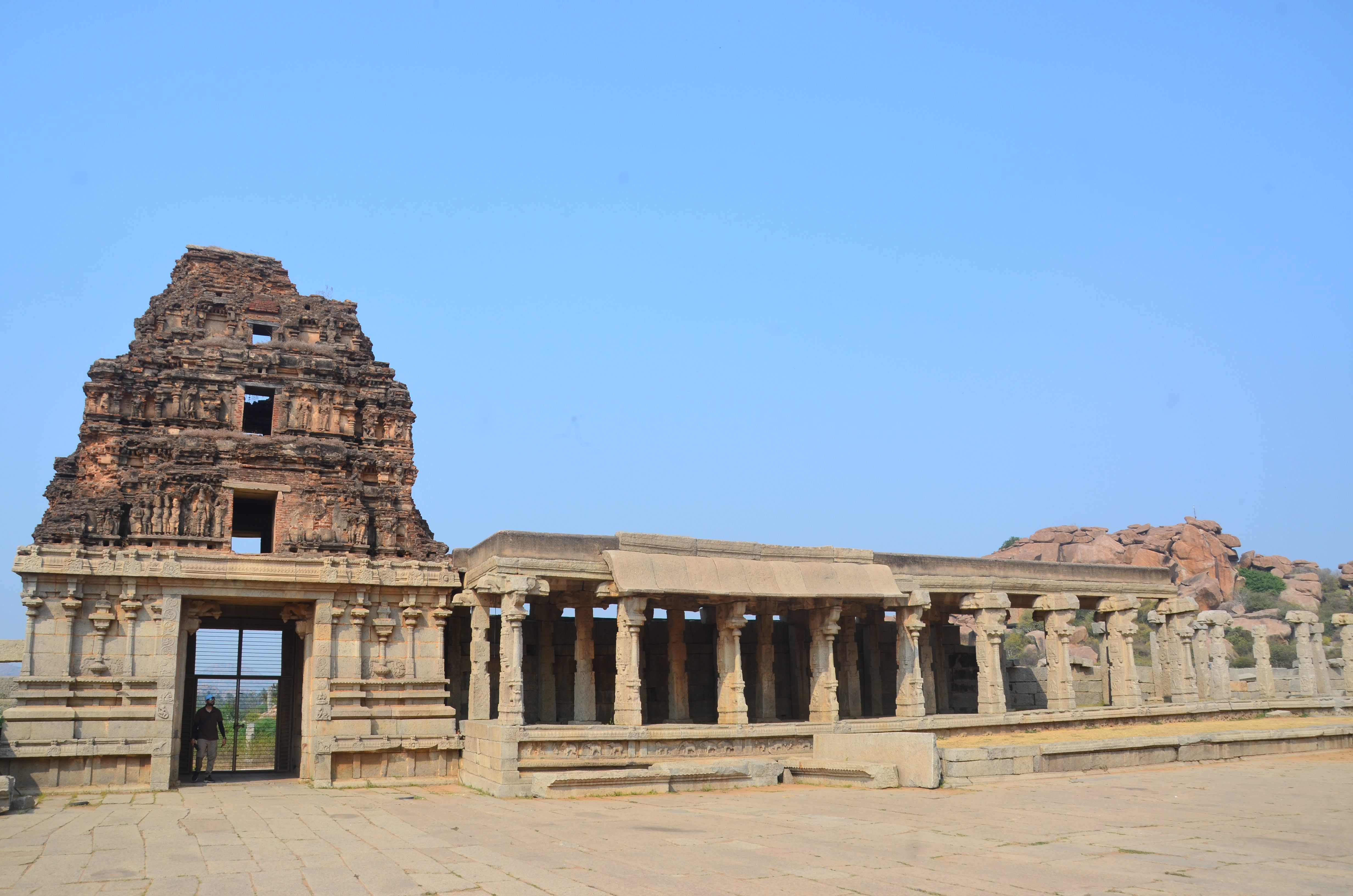 A hampi templomok egy másik egyedi jellemzője a széles utca, amelyet az oszlopos mandapák sorai szegélyeznek, amelyeket akkor vezettek be, amikor a szekérfesztiválok a rituálék szerves részévé váltak. A templom előtt álló kőszekér szintén tanúskodik a vallási rituáléról.