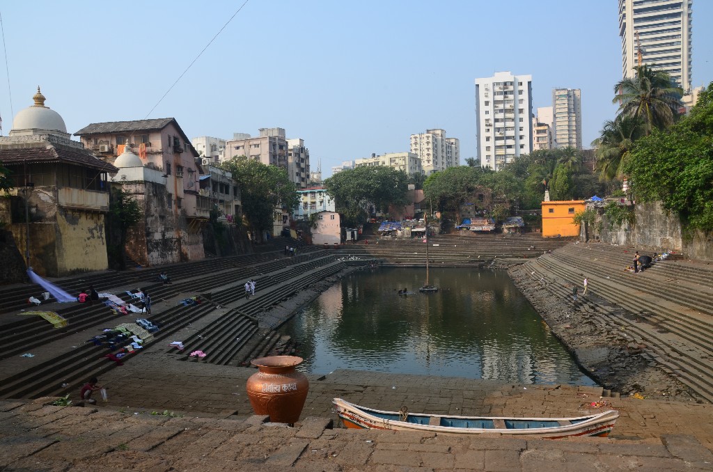 A templom közelében található a Banganga Tank nevű, téglalap alakú, vízzel teli medence, amelyben a helyiek fürdenek, mosnak, és még halak is élnek benne.