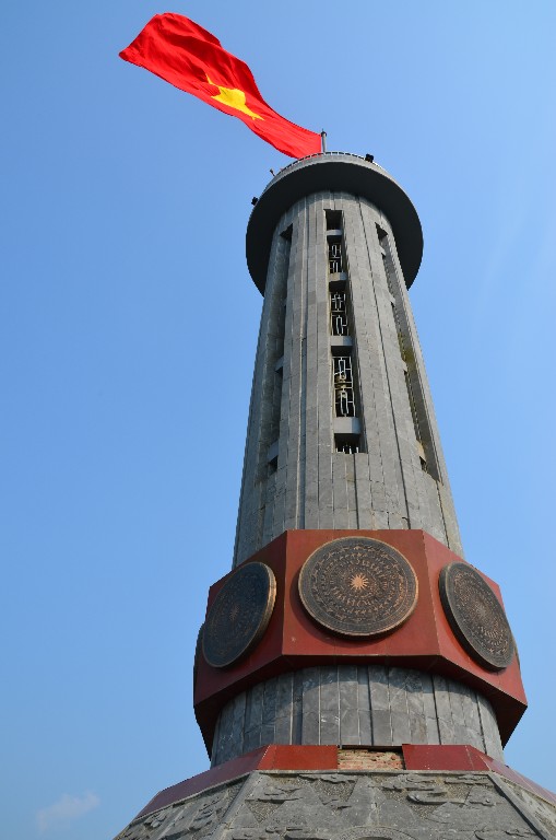 Lung Cu Flag Tower<br />A Sarkany hegy tetejere epitett toronyhoz eloszor 389 kolepcsot kell megmaszni, aztan ujabb 140-et a csigalepcson felfele.<br />A 12.9 meteres zaszlorud egy 54 m2 teruletu zaszlot tart, mely Vietnam 54 etnikai nepcsoportjat szimbolizalja.