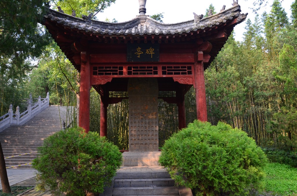 Song-hegyi templom sztéléje King Tablet of Songshan Mountain<br />A sztélét 535-ben készítették, igényesen kifaragott mindkét oldala: 95 Buddha-figura, sárkányok, lótuszok díszítik. <br />