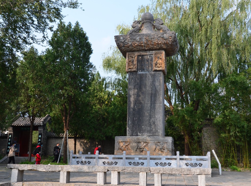 A Tang-dinasztia sztéléje<br />A hatalmas és reprezentatív alkotást 744-ben faragták, 1078 kínai karaktert vestek rá és 80 tonnát nyom. Egy taoista alkímistáról szól, aki Xuanzong császárnak dolgozik. <br />