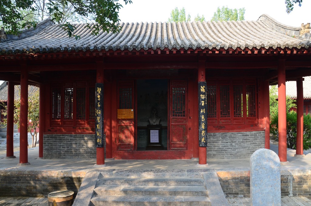 Daotong-templom<br />1689-ben építtette a tartomány akkori kormányzója Yan Xingban, 1739-ben újraépítették, később felújították.<br />A teremben Yao, Xia Yu és Zhou Gong császárok gipszből készült mellszobrai láthatók.