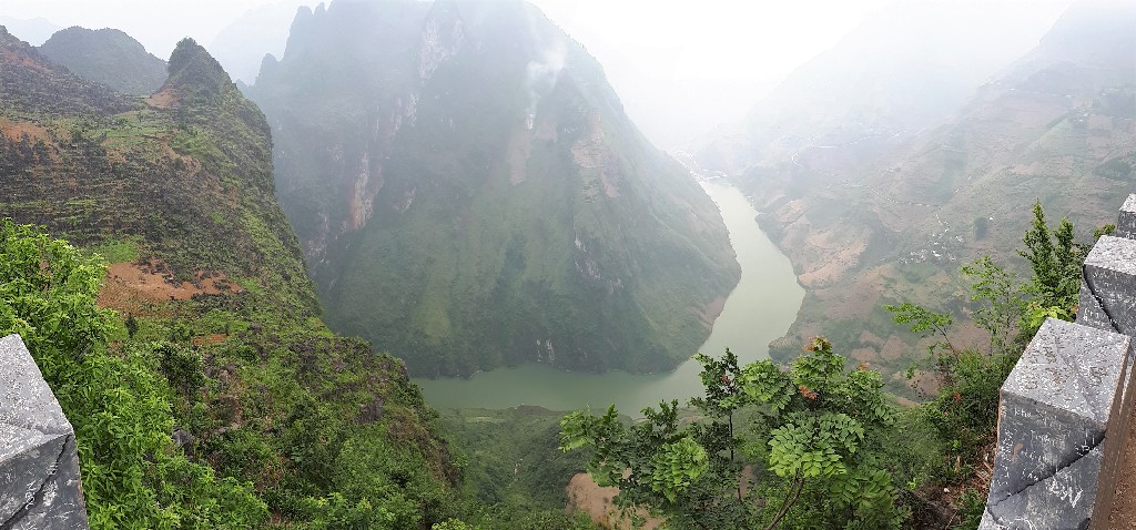 A Nho Quế folyo 192 km hosszan folyik Kina es Vietnam teruleten.