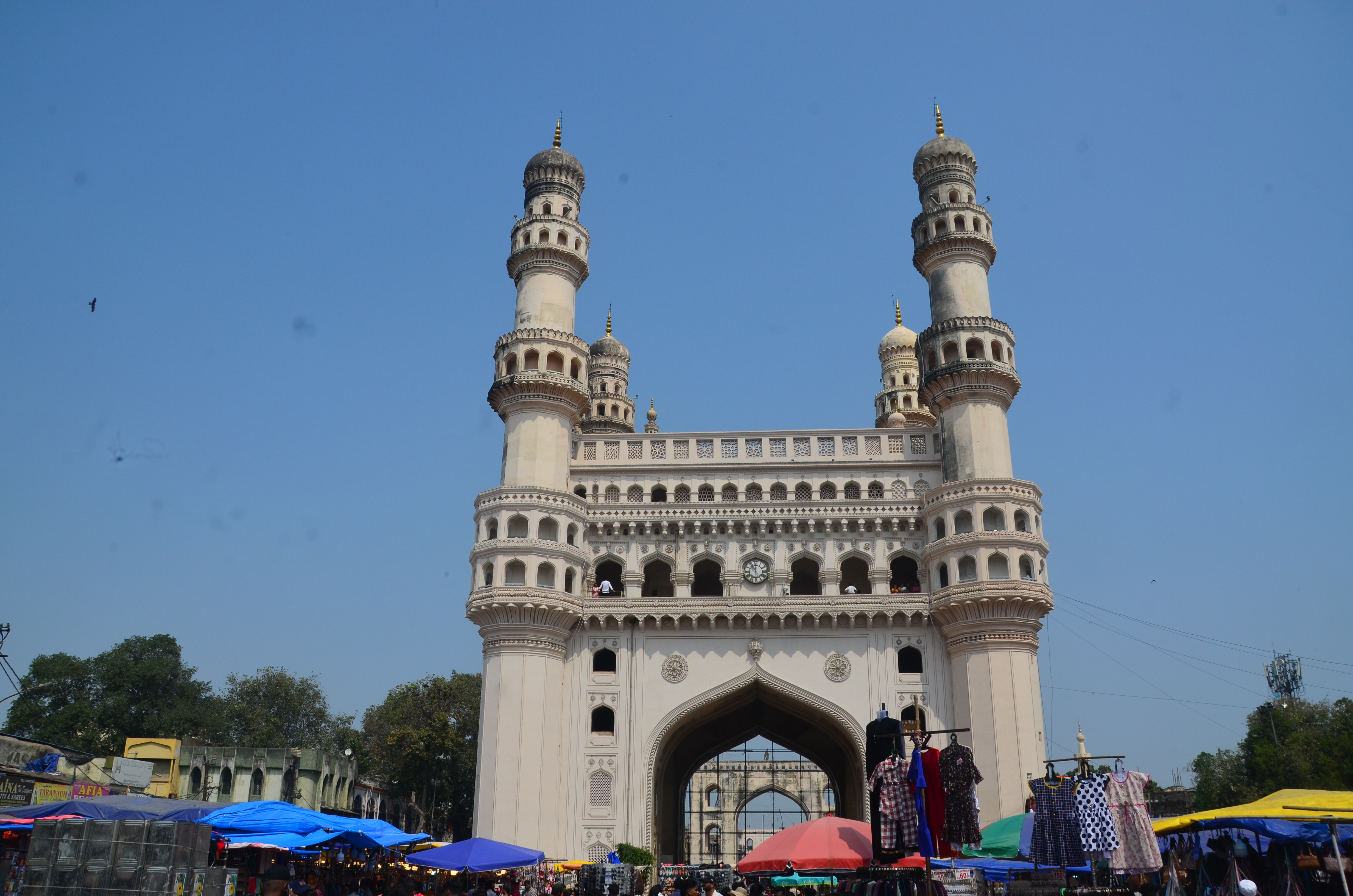 A Charminar szó szerint „négy minaret”-et jelent. Muhammad Quli Qutb Shah, építtette 1591-ben, miután fővárosát Golcondából Hyderabad városába helyezte át.A műemléket olyan arányosan tervezték, hogy az erőd megnyitásakor a nyüzsgő Hyderabad városának mind a négy sarkát be lehetett látni a négy grandiózus ív mindegyikén keresztül. 