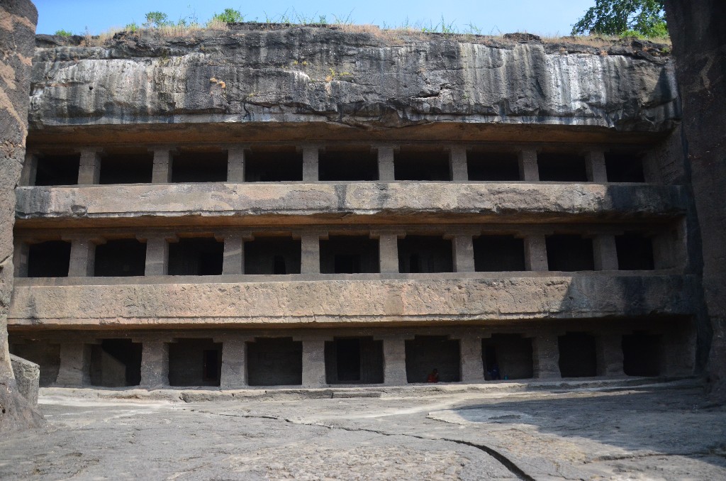 A három szintes 12 számú barlang a 8.századból