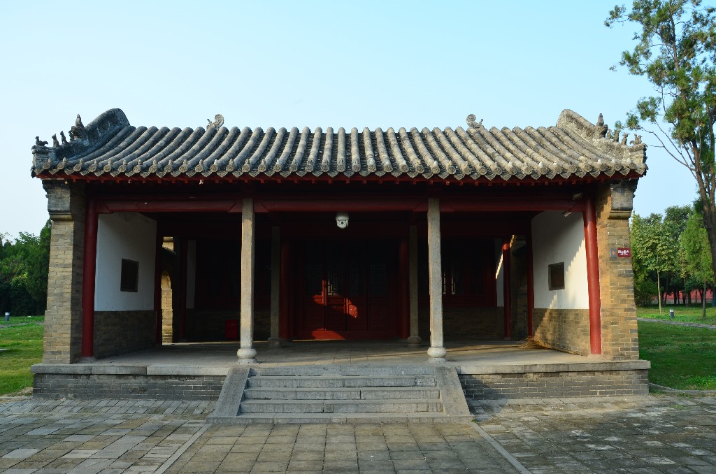 Yao császár terme 1627-ben épült és akkoriban Zhaongshi teremnek nevezték. 1809-ben építették újjá és kapta mostani nevét. 2005-ben a dengfengi kulturális emlékek igazgatosága újjáépíttette az eredeti helyén.