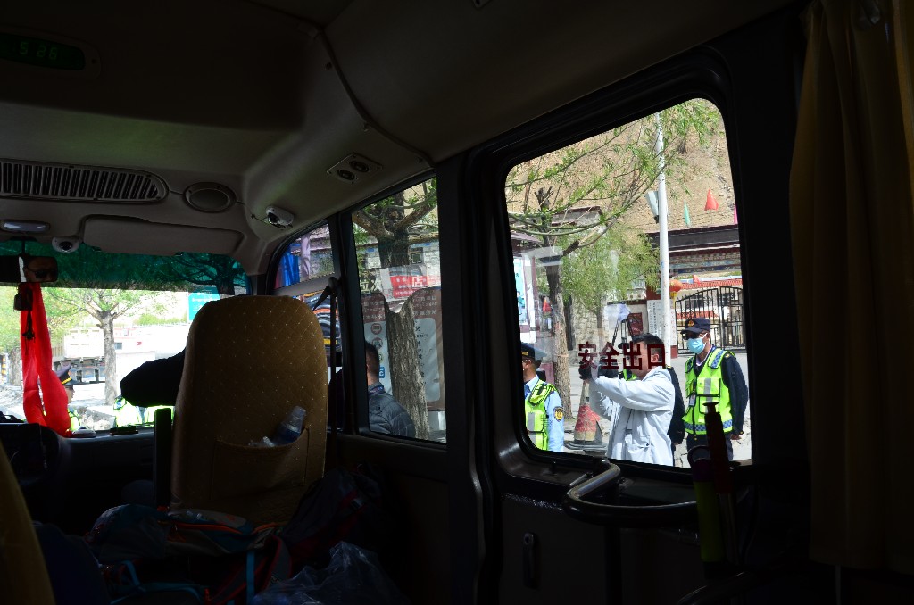 Sikerült lefotózni amint egyik rendőr videót készít a buszról :)
