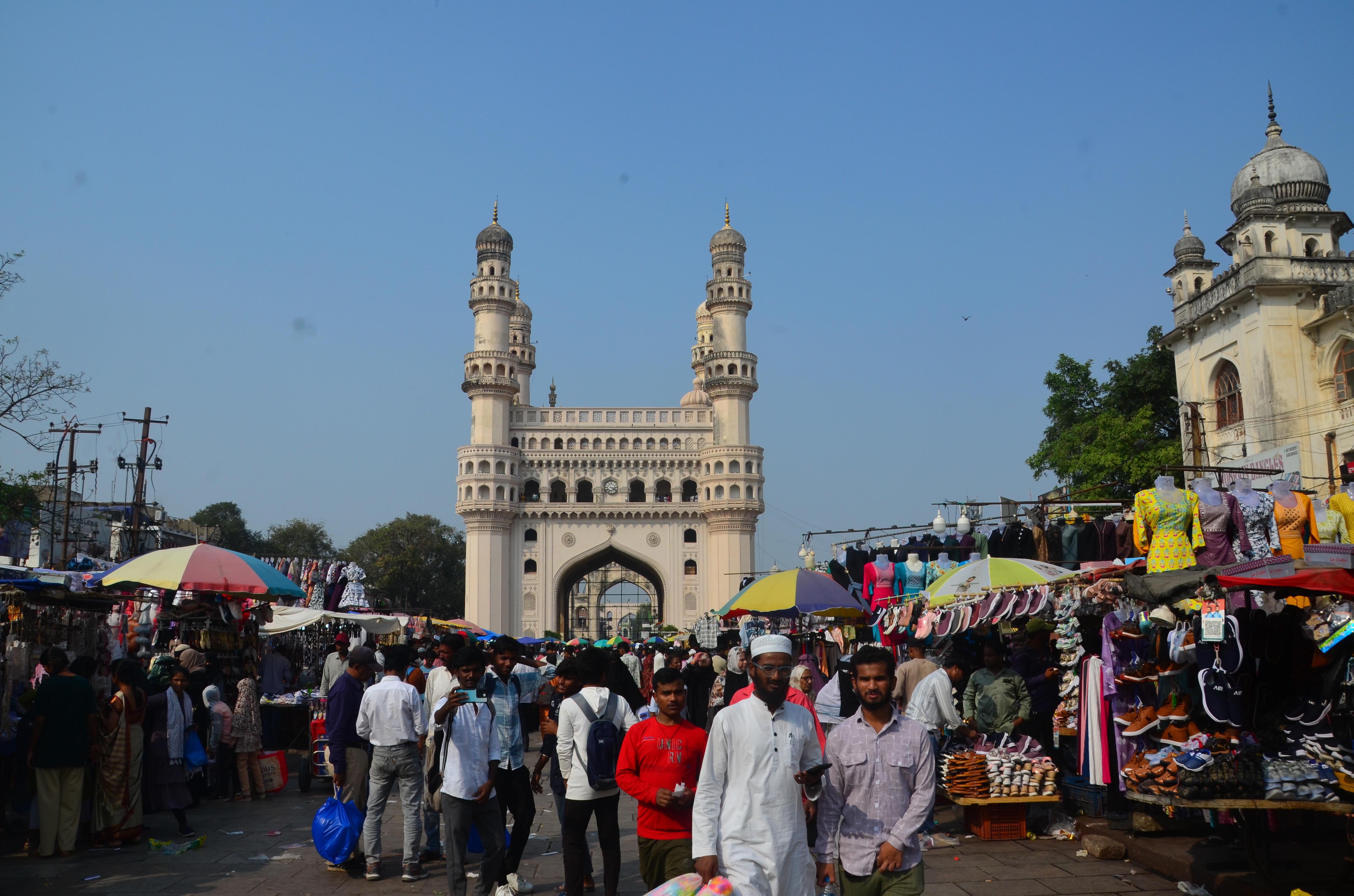  Fénykorában a Charminar piacon mintegy 14 000 üzlet működött. A Charminart körülvevő bazárokat Sarojini Naidu ‘Haidarábád bazárjaiban‘ című verse írja le.