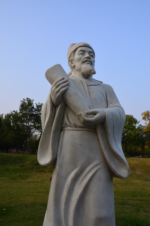 Guo Shoujing (1231–1316) szobra<br />Híres matematikus, csillagász, építészmérnök és vízügyi szakértő a Yuan-dinasztiában. Több mint 10 féle csillagászati mérőműszert talált fel: Jianyi, Gaobiao, Zhengfangan, Yangyi…stb.<br />Róla nevezték el a 2012-es Guo Shou-Jing aszteroidát, csakúgy, mint a többobjektív szálas spektroszkópos távcsővet Peking közelében.