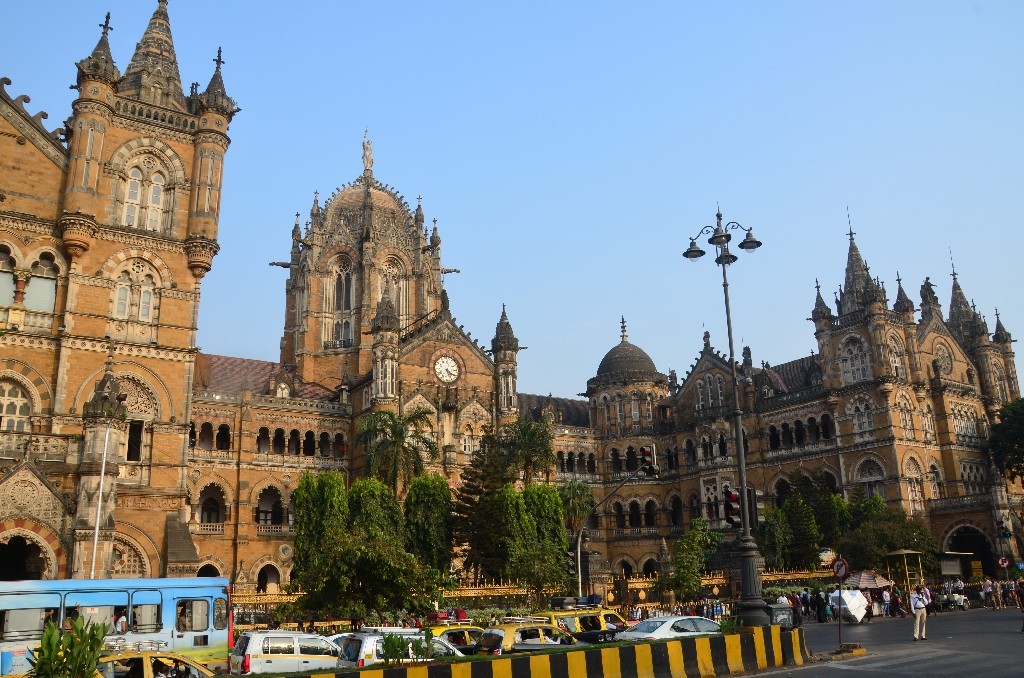 A Chhatrapati Shivaji Terminus, korábbi nevén Victoria Terminus Station, a viktoriánus gótikus építészet kiemelkedő példája és az UNESCO Világörökség része.<br />A végállomást egy brit építészmérnök, Frederick William Stevens tervezte, Axel Haig eredeti terve alapján, olasz gótikus stílusban, az indiai hagyományos építészetből származó elemekkel vegyítve.<br />Építését 1878-ban kezdték el és 1887-ben fejezték be, Viktória királynő uralkodásának 50. évfordulója alkalmából.