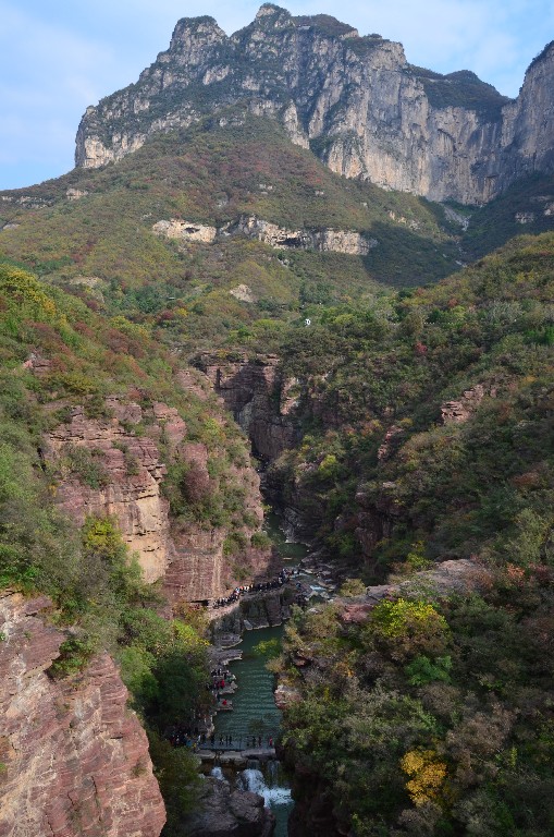 Hongshi szurdok (Red Stone Gorge)<br />Festői területei közül vitathatatlanul a leglenyűgözőbb a 2 km hosszú és 60 méter mély Vöröskő-szurdok (Red Stone Gorge), melynek mindkét oldalán 2.6 millió éves vörös sziklák merednek az égre.<br />
