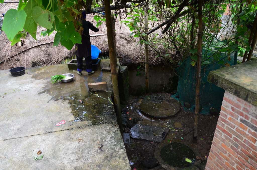 A kep bal oldalan a kerek aknafedok alatt tragyabol termelodik a gaz, ezt bevezettek a hazba es ezzel futenek telen.<br />A kormany adott ehhez a projekthez penzt a kornyezo falvakban.