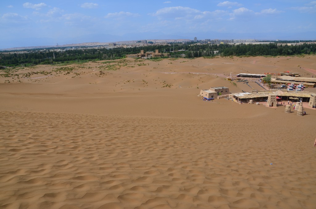 Mivel mindössze 2 kilométerre van Shanshan megyétől, ez az egyetlen sivatag a világon, amely kapcsolódik a városhoz.