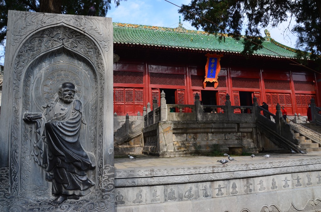 Pilu Pavilon vagy 1000 Buddha Csarnoka 1588-ban épült a Ming-dinasztia idején. Falait 500 imádkozó luohan freskója díszíti. (A luohanok olyan emberek, akik megszabadultak az újjászületés ciklusától, 18-at vagy 500-at ábrázolnak belőlük.)