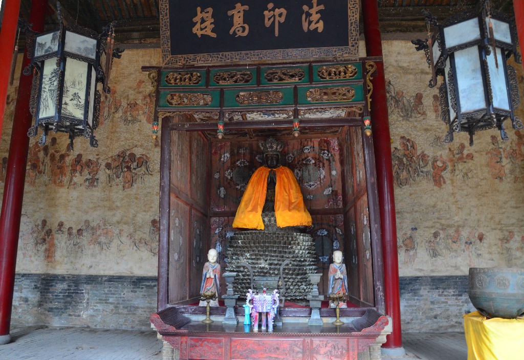 Buddha Pilu bronzszobra fölött egy tábla található négy kínai karakterrel, amelyeket Qianlong császár személyesen írt : „PHA Yin Gao Ti” (Tartsd magasra a Buddha pecsétjét).