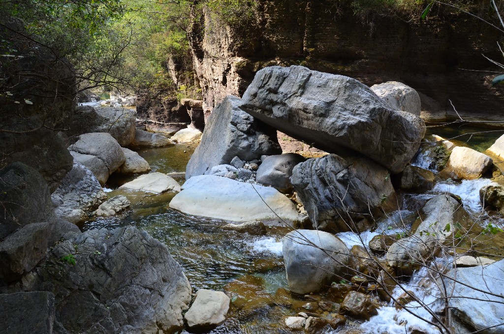 Tanpu-szurdok (Tanpu Valley)<br />A Yuntai-hegy északi részén található 1270 méter hosszú Tanpu-szurdok a természet remekműve. Mindkét oldalon a távolban kopár, meredek sziklák emelkednek az ég felé, a folyó mellett dús növényzet zöldel, a különleges sziklatömbök között a víz ezüst zuhatagokat és smaragdzöld medencéket képez.