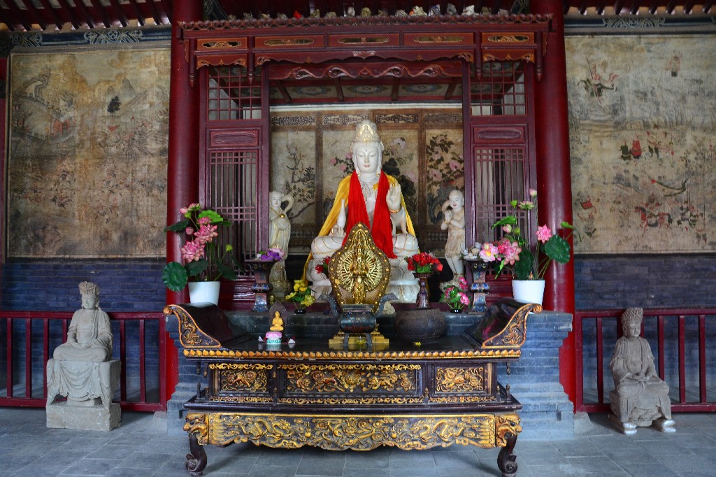 A Guanyin Csarnok a késői Qing-dinasztia idején épült. A teremben a „Fehérköpenyes Bodhisvattva” fából készült szobra áll. Guanyin, Kína leghíresebb bódhiszattvája, a könyörületesség istennőjeként ismert.<br />A terem északi és déli falán Shaolin szerzetesek jelenetei láthatók harcművészeti gyakorlatukban. Az északi és déli fal keleti részén a zöld oroszlánon lovagló Bodhisvattva Wenshu és a fehér elefánton lovagló Bodhisvattva Puxian képei láthatók. A szentély déli és északi oldalán két kiemelkedő Arhat van festve, az egyik egy sárkányt, míg a másik egy tigrist szelídít.