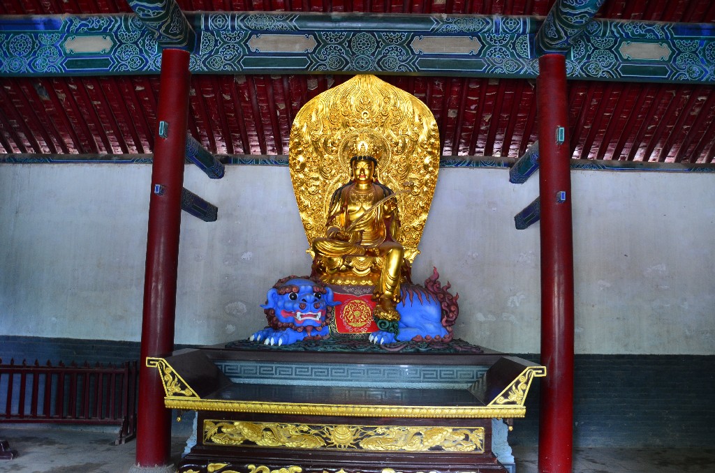 Wenshu Hall<br />A Wenshu Csarnokban van Bodhisvattva Wenshu szobra.<br />Bódhisszattvának a buddhizmus azokat hívja, akik elérték a megvilágosodás azon szintjét, amely a Buddhává válás előtt van; Wenshu is egy híres bódhiszattva, aki a bölcsességet jelképezi.