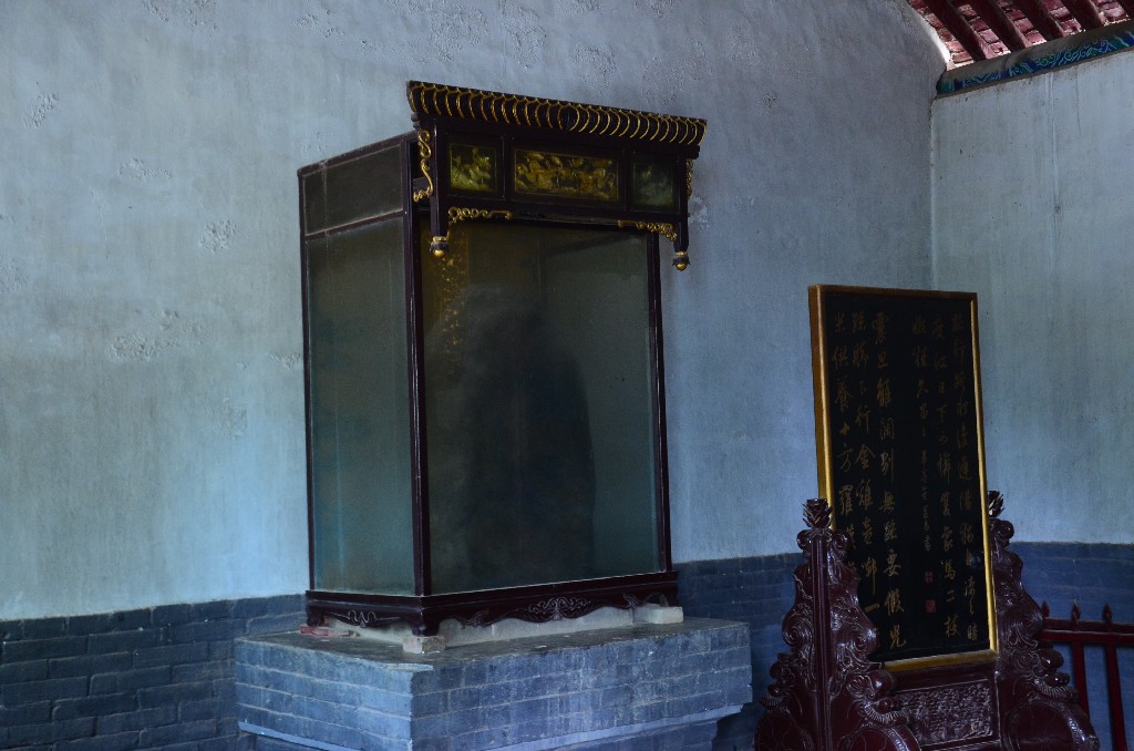 A teremben üvegbura alatt őrzik a híres „Dhama fal felé néző képkövet”. Úgy hiszik, hogy ez a kép annak az eredménye, hogy a buddhizmus gyakorlása közben az árnyéka rányomódott a kőre.