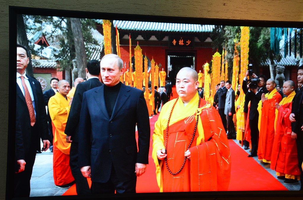 2006. március 22-én Putyin orosz elnök, első külföldi államfőként ellátogatott a Shaolin templomba, és megtekintett egy Shaolin Kung Fu előadást. Később európai és amerikai táncosok, World Muay Thai, NBA-sztárok, hollywoodi filmsztárok, de olyan hagyományos buddhista országok neves szerzetesei is meglátogatták, mint Mianmar, Thaiföld, Kambodzsa, Nepál és Srí Lanka. Emellett számos politikai vezető, mint például XVI. Károly Gusztaf svéd király, II. Erzsébet brit királynő, I. Juan Carlos spanyol király, Howard Ausztrália volt miniszterelnöke, Mandela dél-afrikai elnök, Kissinger volt amerikai külügyminiszter és James Soong tajvani politikus.
