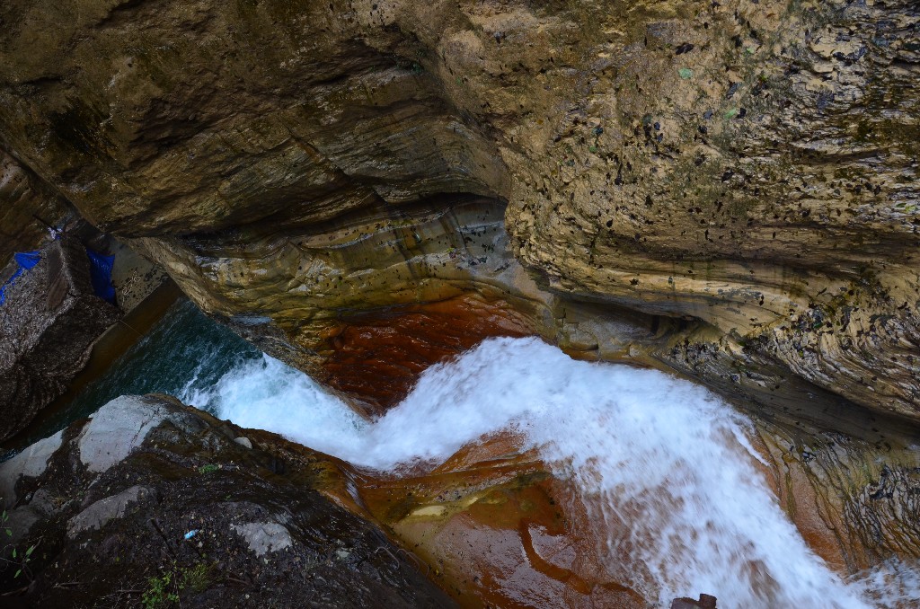 Quanpu-szurdok (Quanpu Valley)<br />A gyalogösvény követi a folyót keresztül a szurdokon, az évmilliók során kialakult kőzetrétegek mellett. Hatalmas kövek között zúdul alá a tiszta vízű hegyi patak, melynek legvégén a mennyasszonyi fátyolként aláhulló Yuntai vízesés látható.