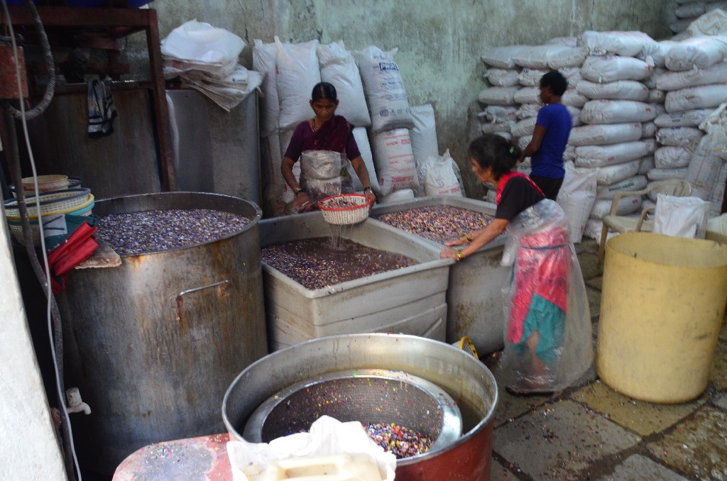 A legtöbb Dharaviban dolgozó nő ott él, de néhányan ingáznak. Egy 12 órás műszakért 300-500 rúpiát kapnak.