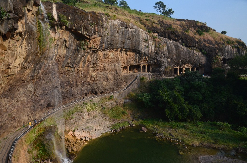 Az indiai sziklaépítészet remekművei félkör alakban helyezkednek el a sziklafal oldalában