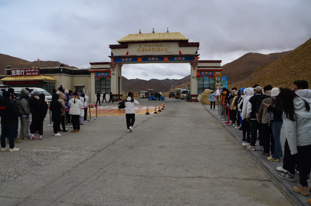 A G318-as kínai nemzeti autópálya Sanghajból Zhangmu-ig, a kínai-nepáli határig tart. Ez a leghosszabb kínai nemzeti autópálya, 5476 kilométer hosszú, és Sanghajtól nyugatra halad Zhejiang, Anhui, Hubei, Chongqing, Sichuan felé, és a Tibeti Autonóm Régióban ér véget. Lhászától Zhangmuig Barátság Autópályának (Friendship Highway) is nevezik.