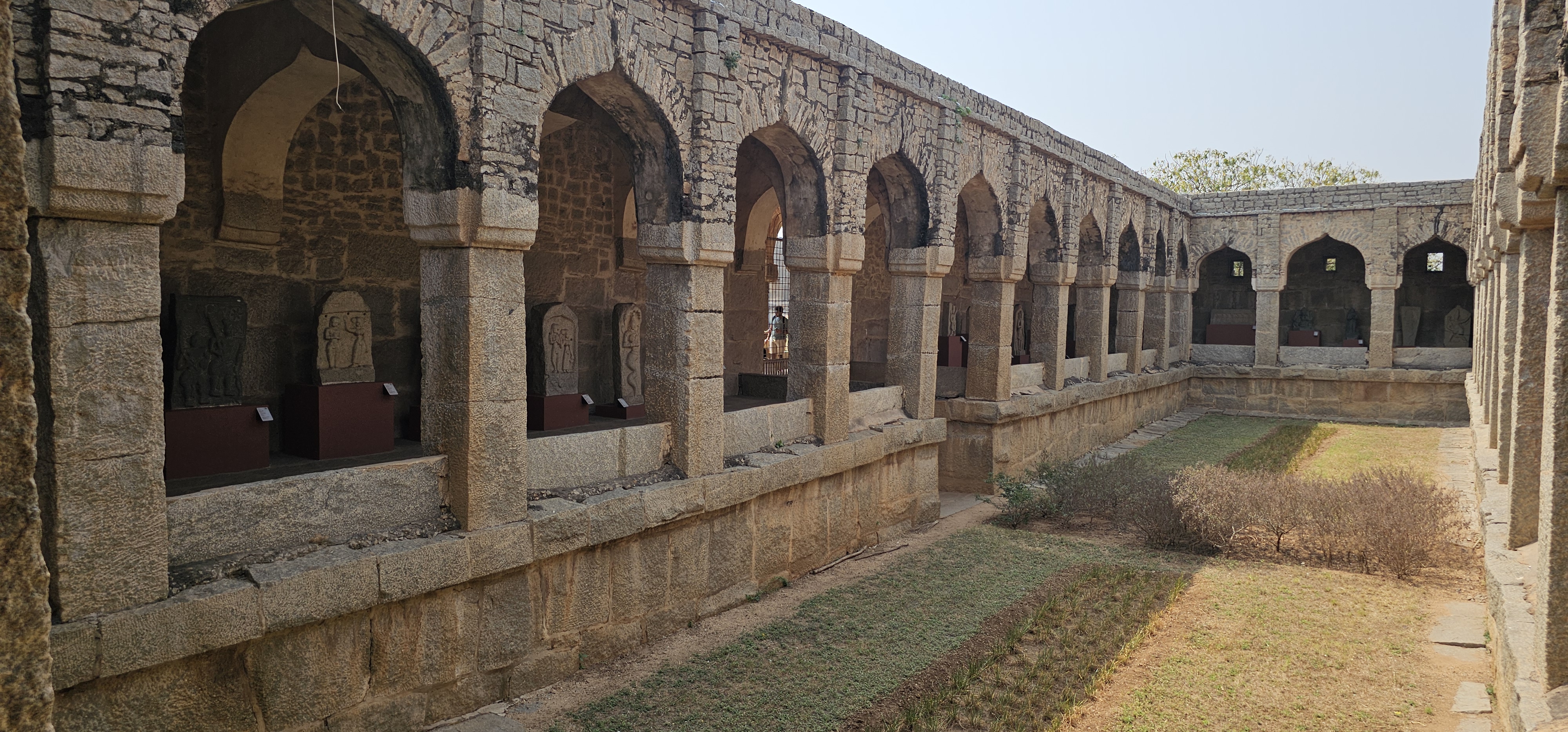 Az egyszintes építmény homlokzatát oszlopok és finoman megmunkált boltívek díszítik. A régészeti osztály az oszlopos kerengőt, az asatas helyszínéről származó kőszobrok és egyéb tárgyak tárolására használja.