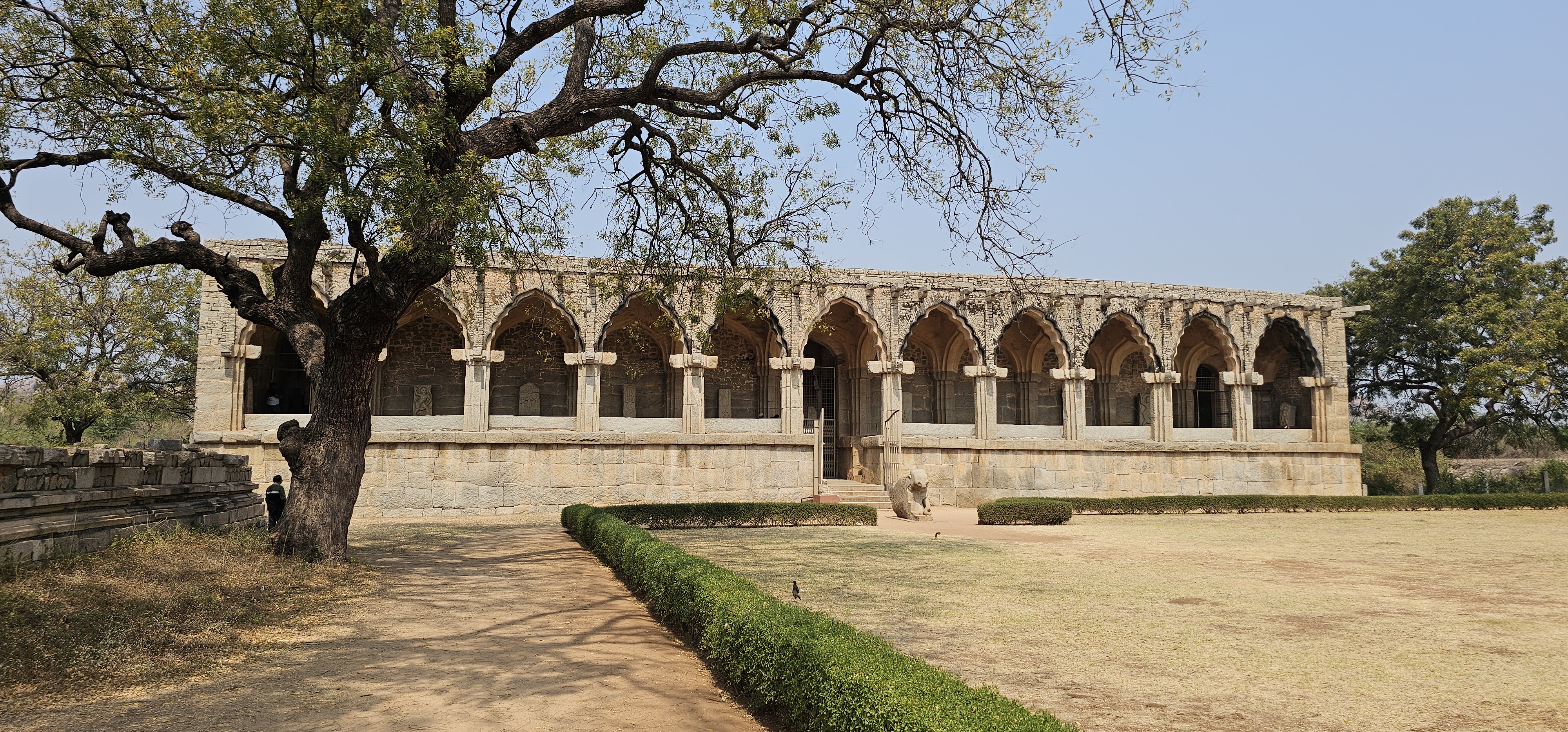 Guard‘s House<br />Az Őrház közvetlenül az Elefántistálló mellett található, a két hosszúkás épület alaprajza merőleges egymásra és közös, tágas udvarral rendelkeznek.<br />Az őrszállás épületét stratégiai helyen helyezték el, hogy biztonságot nyújtson a Zenana bekerített területnek, amelyben a kincstár volt.
