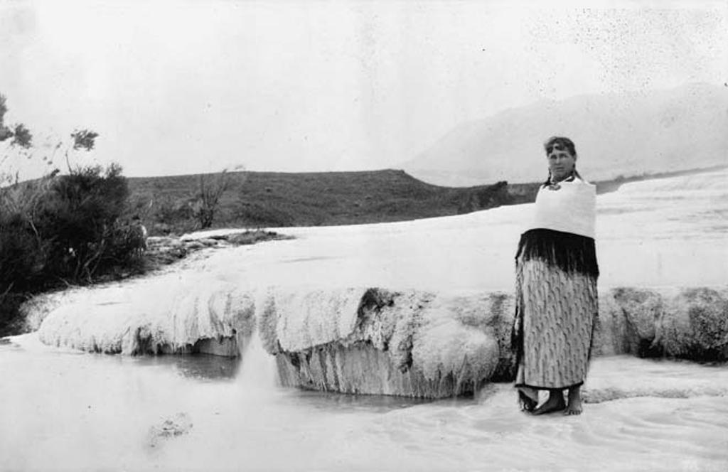 Guide Sophia, a feher terasznal, 1885-ben