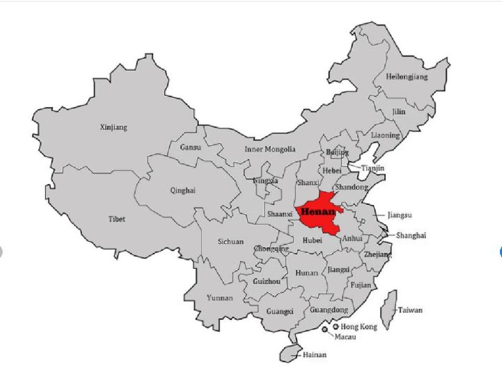 Henan az ország középső részén fekszik, Shanxi és Shaanxi tartományokkal együtt a kínai civilizáció egyik bölcsőjének tekintik.Kína nyolc nagy ősi fővárosa közül négy, Luoyang, Anyang, Kaifeng és Zhengzhou itt található. Ma  Zhengzhou a tartomány fővárosa.<br />Kína harmadik legnépesebb tartománya, lakossága 2019 végén csaknem elérte a 110 milliót. Tehát tízszer annyian laknak mint Magyarországon, egy 74.000 km2-rel nagyobb területen. (Henan: 167,000 km2, Mo.:93.000 km2.)<br /><br />