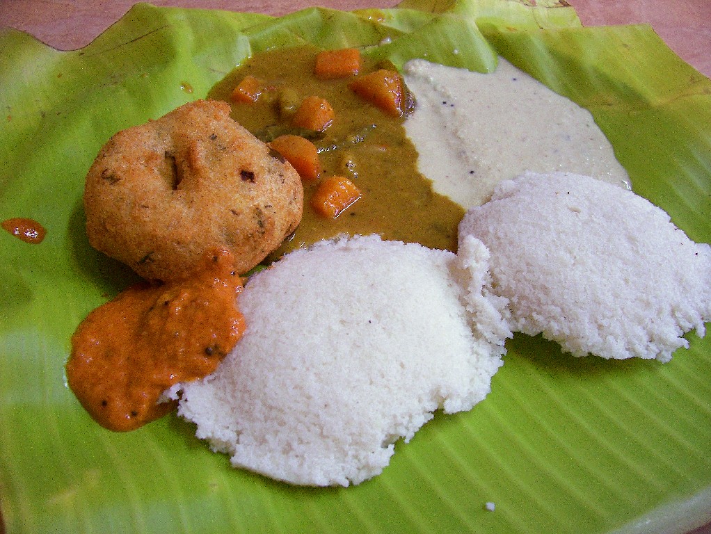 Az idli az egyik legegészségesebb és legnépszerűbb dél-indiai reggeli étel. Lágy, könnyű, puha sütemények, amelyek őrölt rizs és lencse fermentált tésztájából készülnek párolással.