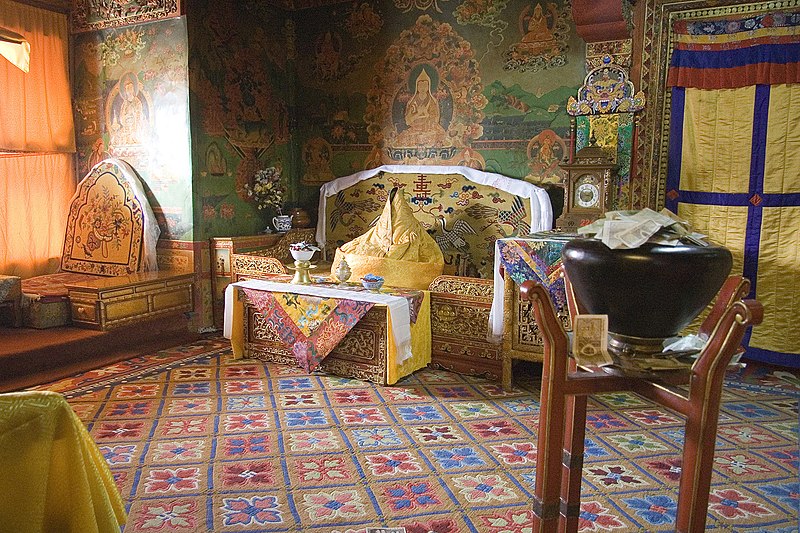 A dalai láma egykori lakosztálya és trónja. „Az aranyból és jade-ból készült Buddha-szobrok, a szent iratok, értékes dísztárgyak, drapériák eredeti elrendezésükben láthatók.<br />kép forrása: https://hu.wikipedia.org/wiki/Potala_palota