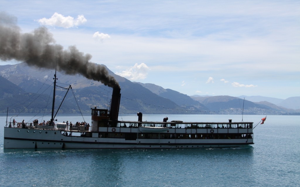 A tavon, turista attrakciokent kozlekedik a TTS Earnslow egy 1912-bol szarmazo szentuzelesu gozhajo amely suru fekete fustjevel a gyonyoru, tiszta taj es levego durva ellentete. A problema orvoslasara, azonnali torpedozast es elsullyesztest javasolok!