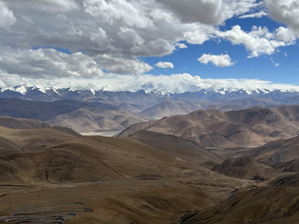 A Gawula-hágó (5198 m) Tibet egyik legszebb hegyhágója, ahonnan már látni lehet a fenséges Himalaya hegyvonulatot, az öt, 8000 méter feletti hegycsúccsal: Mount Everest (8844 m), Makalu (8463 m), Lhotse (8516 m), Cho Oyu (8188 m) és Shishapangma (8027 m).