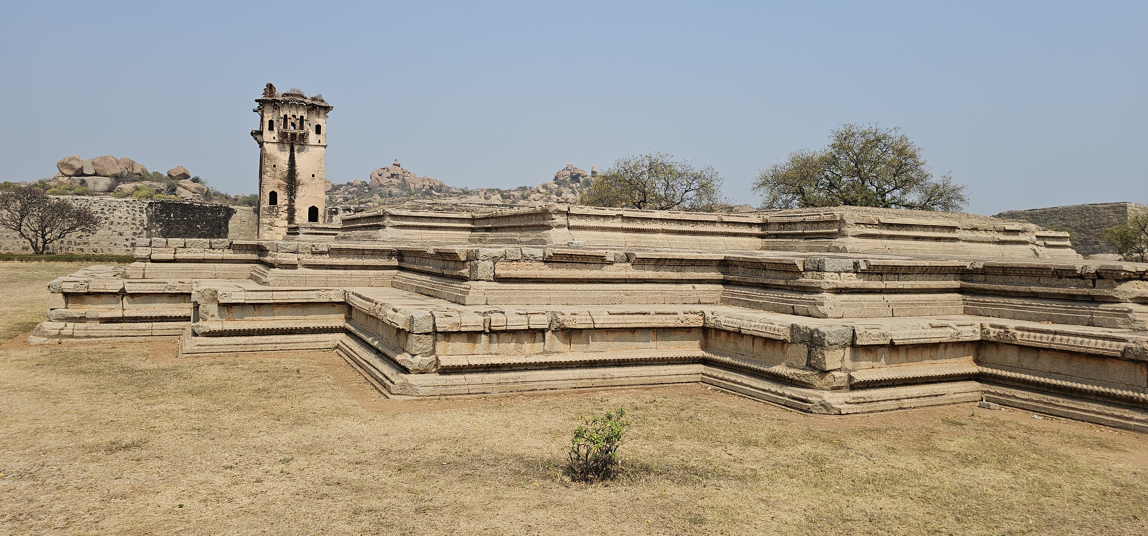 Jal Mahal<br />A vízi pavilon egy kétszintes téglalap alakú medencéből all, melyhez lépcsőn keresztül lehet lejutni. Valószínű nyári pihenőhelyként használta a királyi család.<br />