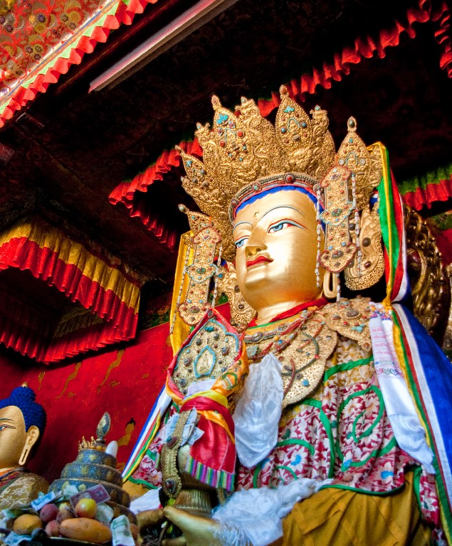 Sakyamuni Buddha szobor (Jowo Shakyamuni) 7. századi szobra. A 15 méter magas aranyozott bronzszobor Buddhat ábrázolja 12 éves korában, féldrágakövekkel, gyöngyökkel, ékszerekkel díszítve.<br />Lótuszülésben, bal keze a meditáció mudráját (kézmozdulatát), míg a jobb keze a „tanússágra hívja a földet”. A két gesztus együtt Buddha megvilágosodásának pillanatát jelenti.