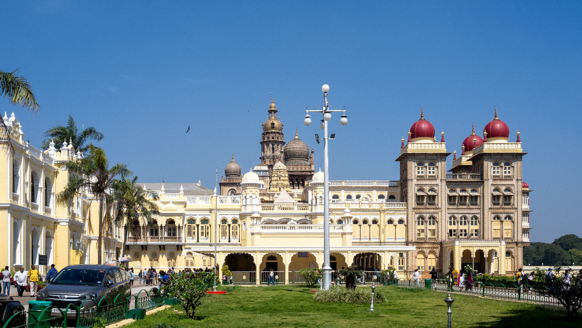 A helyszín története szorosan kapcsolódik Mysuru egykori királyságának, a Wadiyar-dinasztiának a királyi családjához. A család 1399-től uralkodott a területen, a város 1799-ben lett a királyság fővárosa.<br />