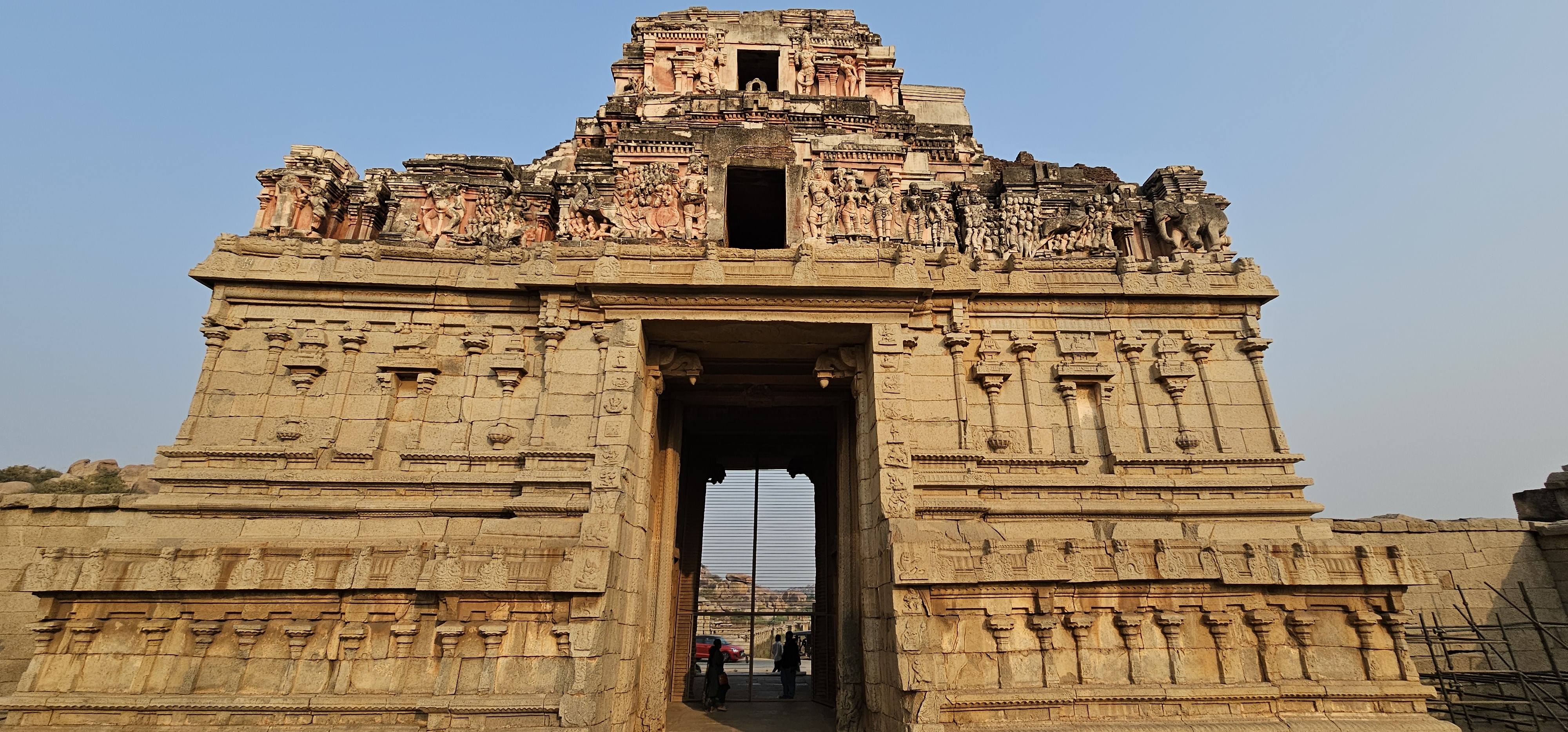 Krishna Temple<br />Krishnadevaraya építtette 1513-ban, hogy megünnepelje Udayagiri vagy Utkala (a mai Orissa állam) keleti királyságának meghódítását.<br />A Virupaksha templom közelében található és Panchayathana stílusban épült.