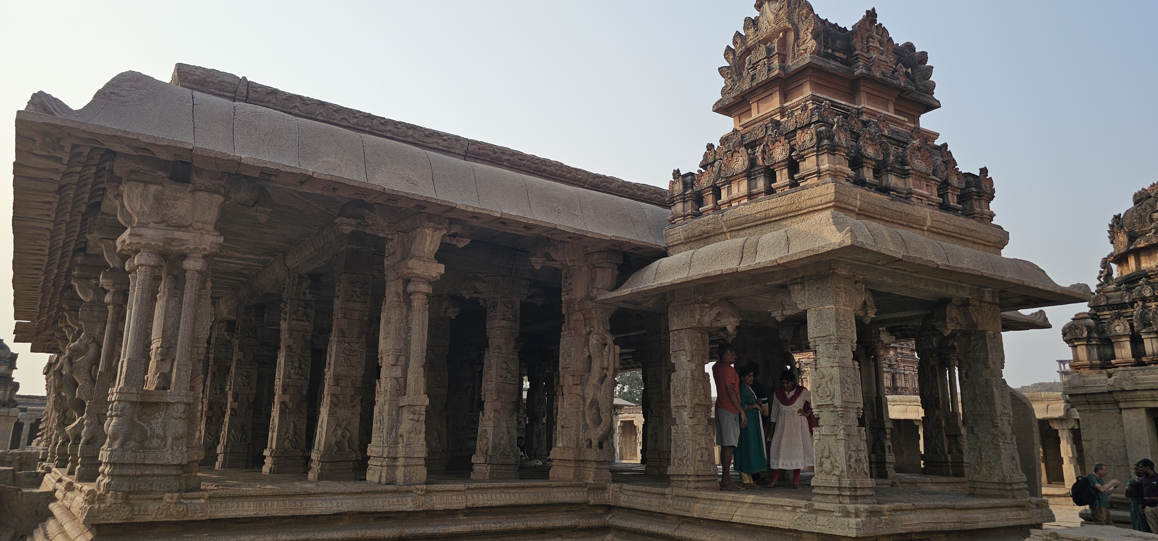  Ez egyike azon kevés templomoknak, ahol az epikus történetek a torony falaira vannak vésve. Ez egy meglehetősen ép példánya egy Vijayanagara-korabeli templomnak.