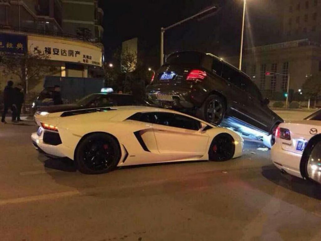 A feher Lamborghini tul gyorsan hajtott be a keresztezodesbe, es a hatara kapta a szabalyosan varakozo Mercedeszt.