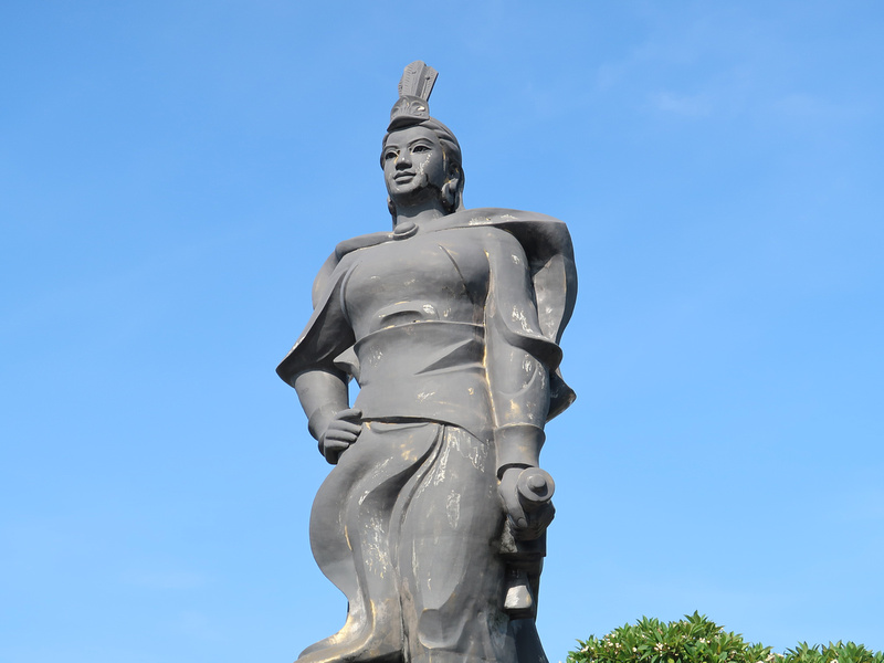 Az operaház közelében áll Le Chan noi tabornok szobra, aki a Trung noverek vezette felkelesben harcolt a kinaiak ellen Kr.u. 43-ban.<br />Hatalmas szobra (19 tonna es 7.5 m magas) a haborukban reszt vevo vietnami nok szepseget es hatalmat szimbolizalja. 