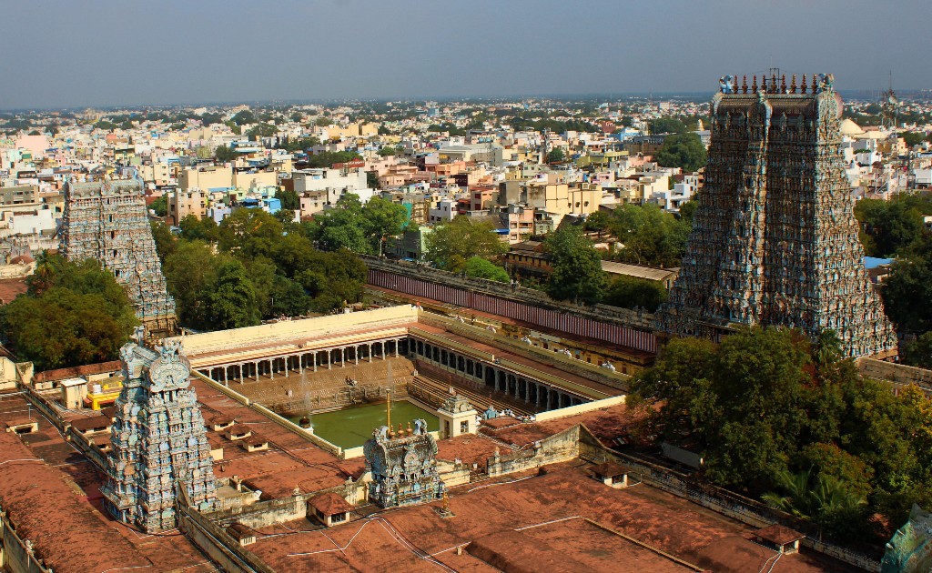 Madurai: A Meenakshi Templom az egyik leghíresebb és legjelentősebb templom Dél-Indiában, és Meenakshi istennőnek, Parvati hindu istennő megtestesülésének és hitvesének, Lord Sundareswararnak, Lord Shiva inkarnációjának szentelték.<br />Kép forrása: Wikimedia Commons<br />