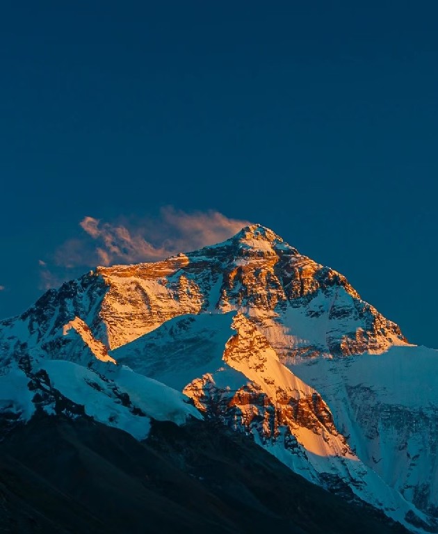 Napfényben a Mount Everest (8848.86 m) sok hegymászó álma, öröme, kudarca és temetője.