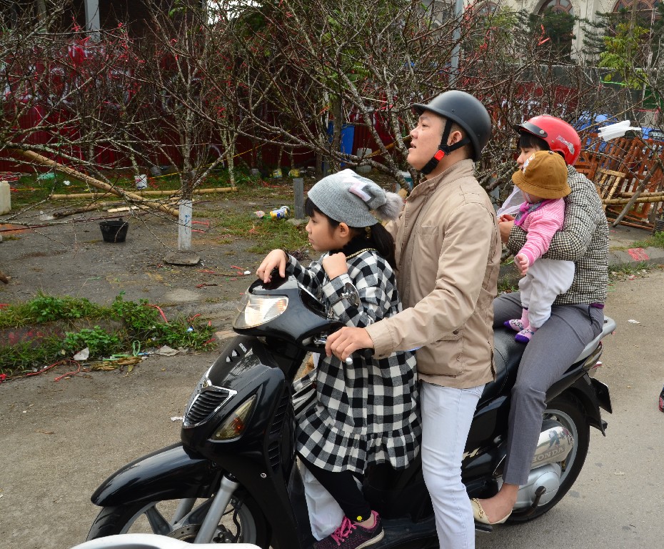 A fo kozlekedesi eszkoz a motorbicikli, azon szallitanak mindent, kezdve a mangofatol a levagott disznoig. Teherbiro kepesseguk vegtelen, komplett uzlethelyiseget lattunk robogora erositve, mint pl. a diszhalakat vagy nyuszikat arulo kisallatkereskedo, aruszallito vagy teglahordo.<br />A csalad apraja-nagyja is rafer, gyakori latvany, hogy papa-mama-ket gyerek utazik egy motoron.<br />