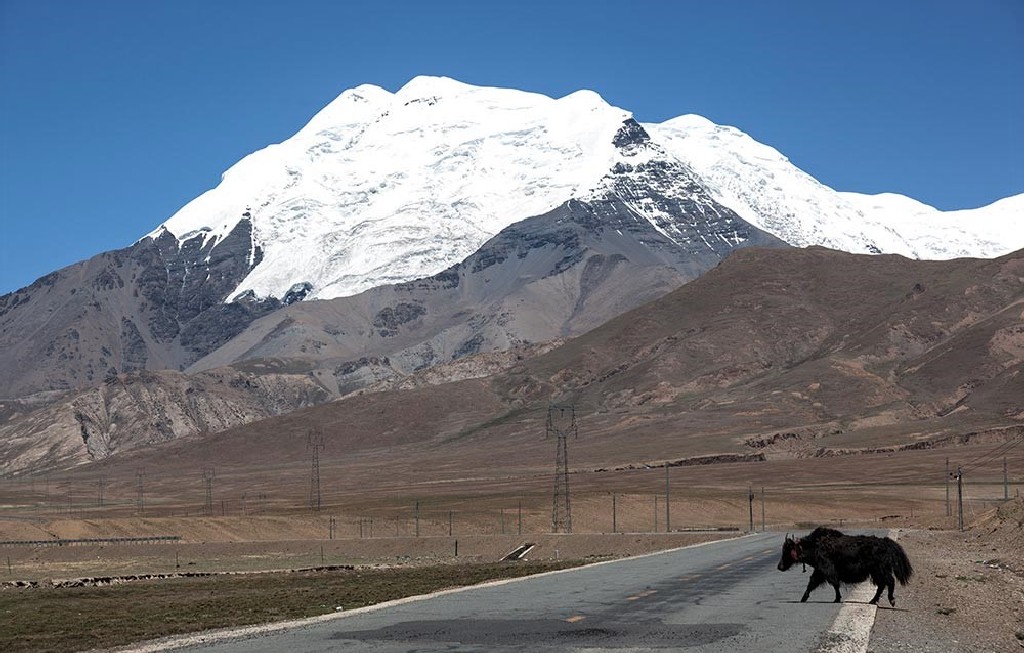 A Noijin Kangsang, a Lhagoi Kangri hegység legmagasabb csúcsa. A Yarlung Tsangpo folyó (északon), a Yamdrok-tó (keleten) és a Himalája-hegység (délre) között fekszik.