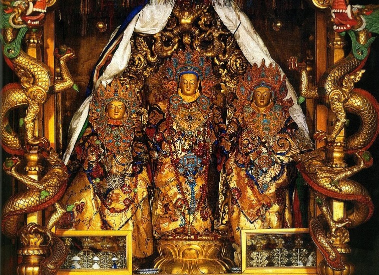 Songtsen Gampo és feleségei Chizun és Wenchen hercegnő szobra.<br />kép forrása:https://www.chinatibettrain.com/potala-palace-inside.htm