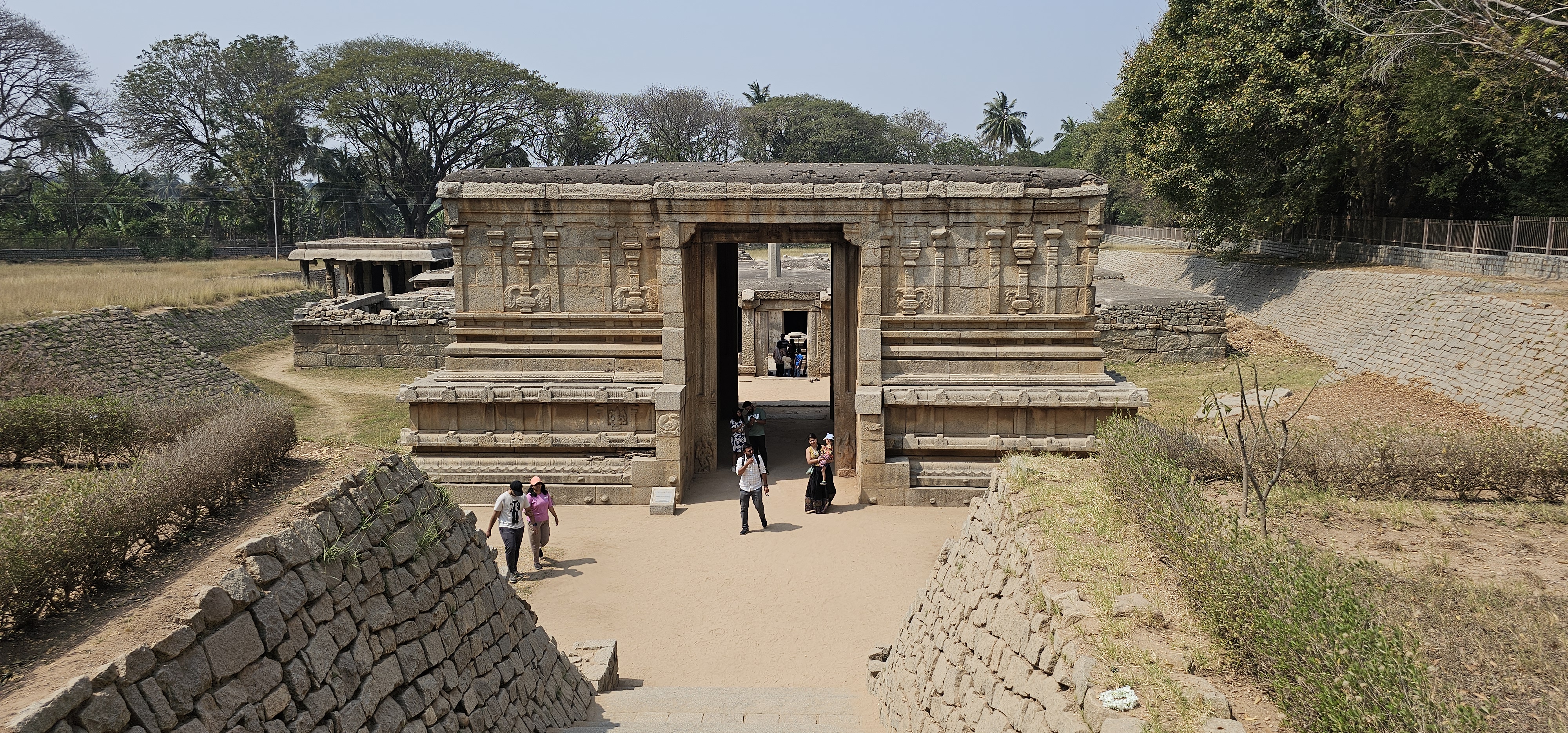 A Prasanna Virupaksha templom Hampi egyik legrégebbi temploma, amely több mint négyszáz évig volt eltemetve, mielőtt az 1980-as években felfedezték. Úgy tartják, hogy Vijayanagara uralkodója, Krishnadevaraya jelentős összegeket adományozott a templomnak.