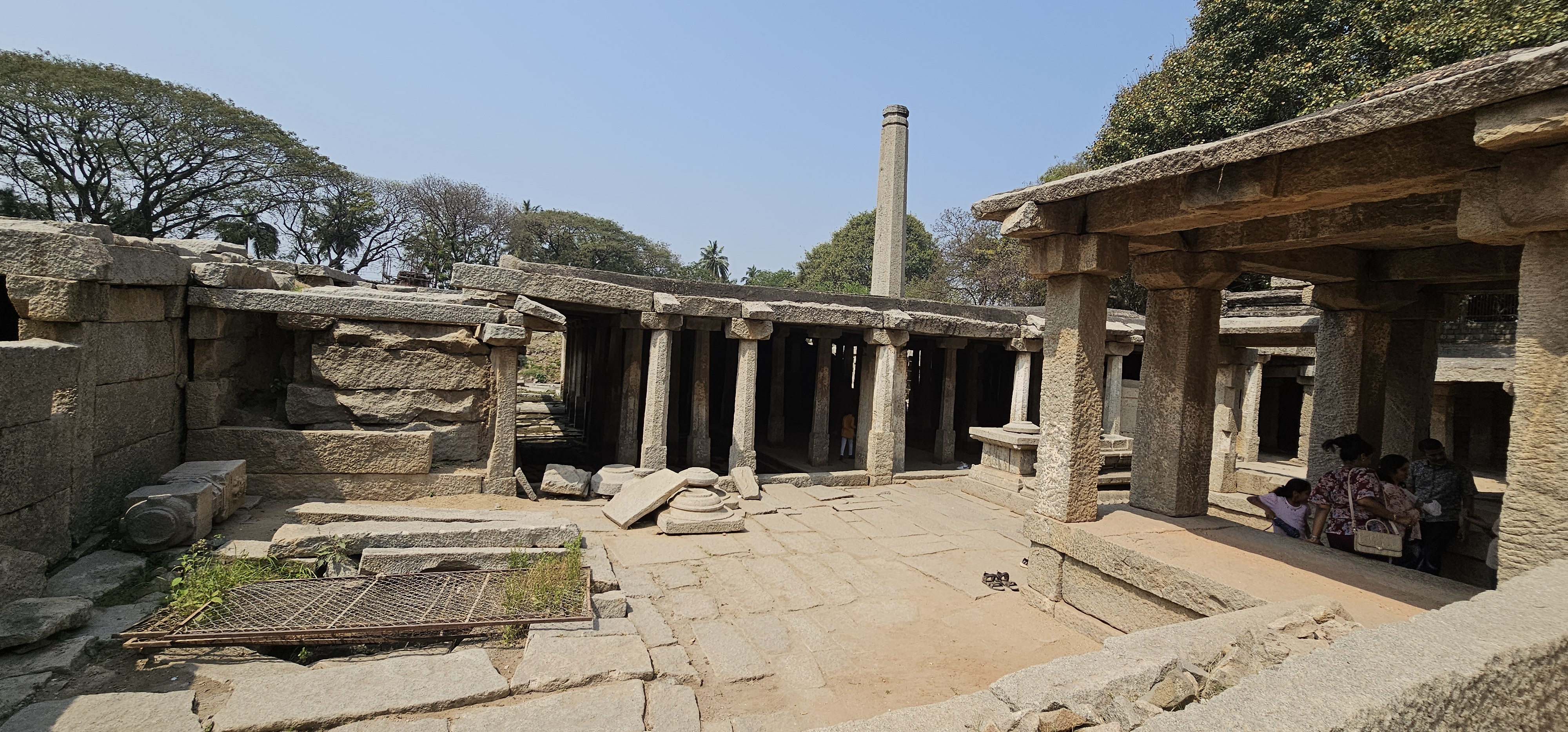 A templom elhelyezkedése a nemesek lakhelyének közelében arra utal, hogy a Vijayanagara királyi család tagjai valószínűleg magánünnepségekre használták a templomot.<br />Prasanna Virupaksha, Shiva isten egyik avatárjának szentelték.